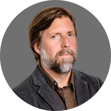 Circular profile picture of James Nestor, breath book author